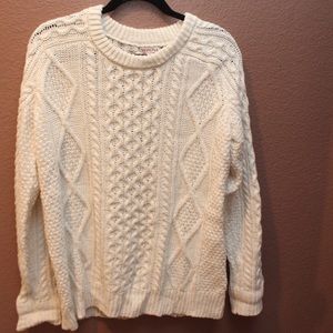GENTLY USED WHITE SWEATER